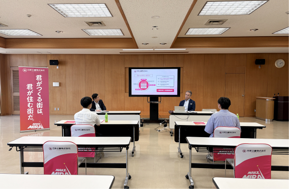 会社説明を受ける学生