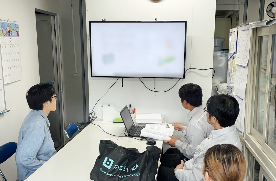 タブレットで建設クラウドを体験する学生