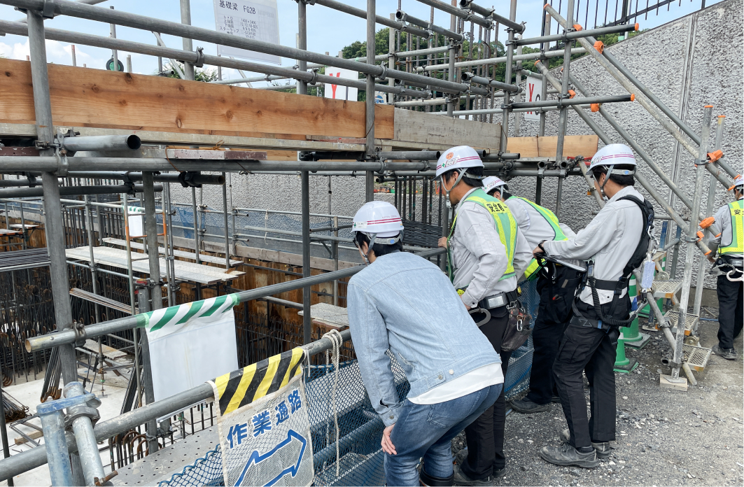 施工中の建物を見学する学生