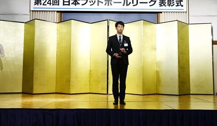弊社職員の安川公規さん（土木部所属）が第２４回日本フットボールリーグにて優秀審判賞を受賞しました
